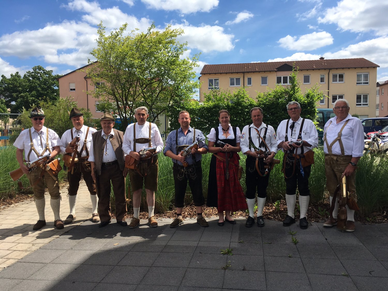 Böllerschützen bei der Eröffnung des Stadtfestes in Röthenbach 